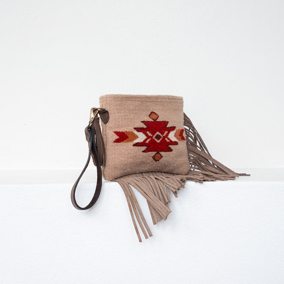 Crisálida Fringe Clutch