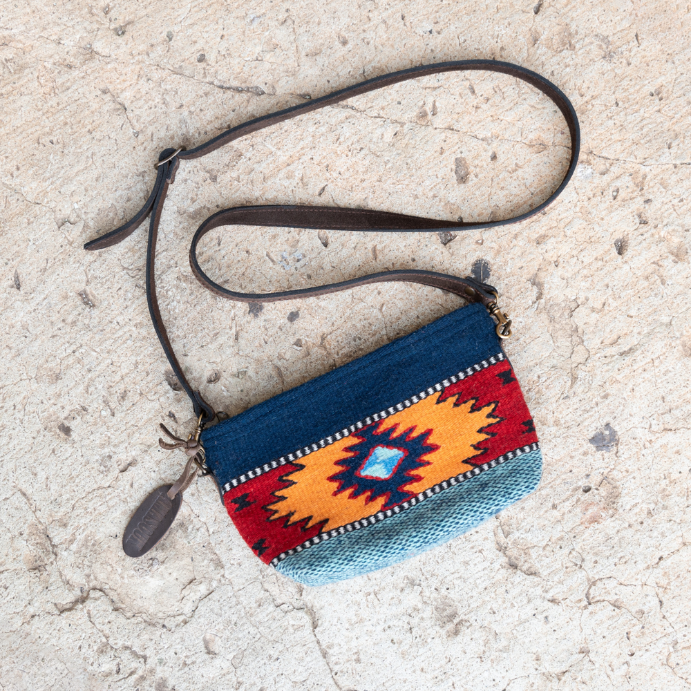 Eagle Eye Convertible Clutch | AMASOUK display picture 2