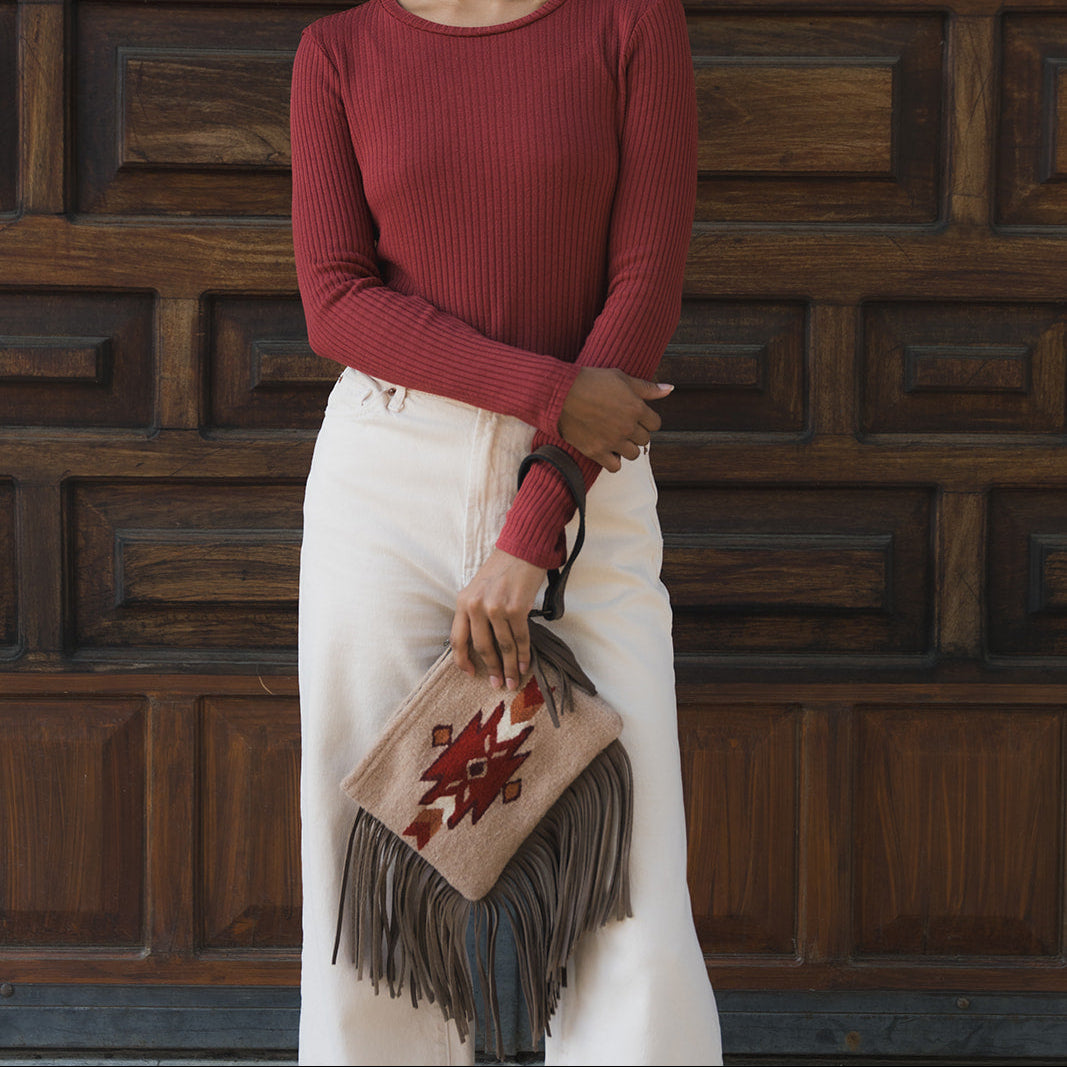 Crisálida Fringe Wristlet